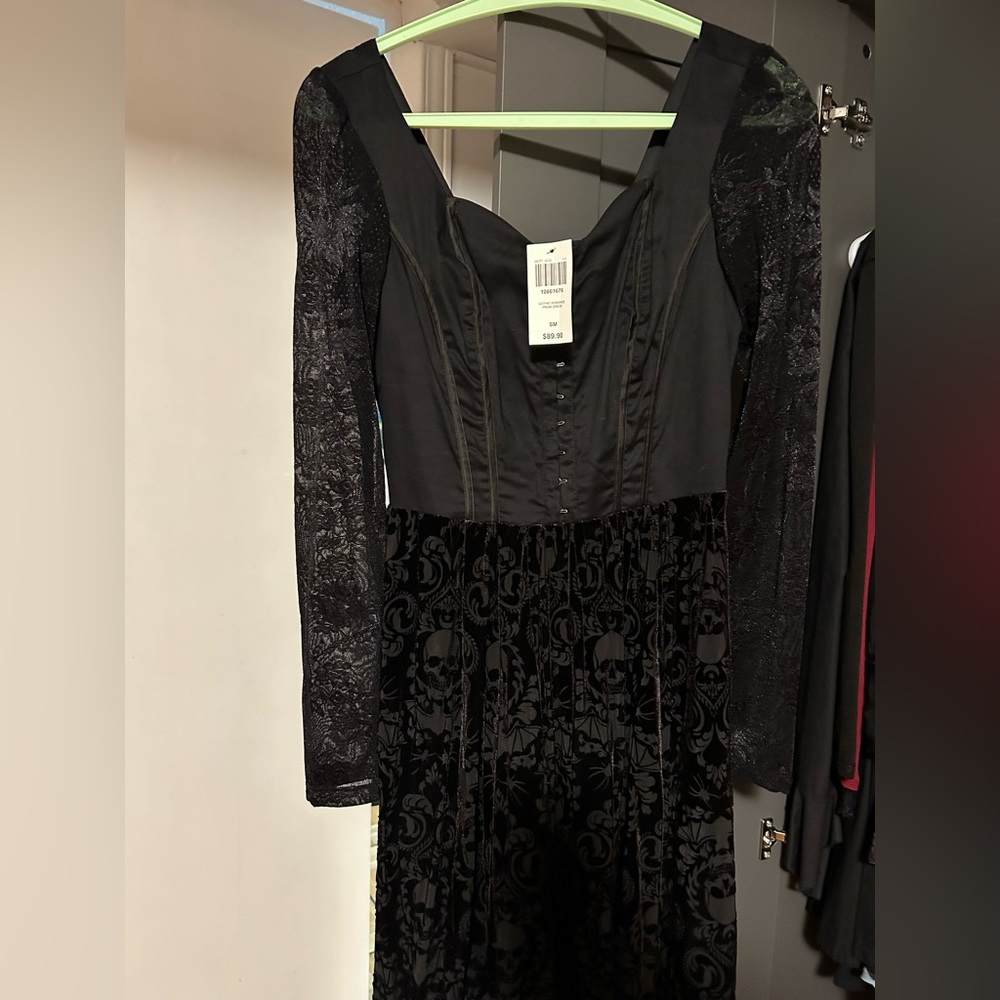 Hot Topic Black Lace Long-Sleeve
Velvet Hi-Low Gown (Prom Collection 2017) - Picture 7 of 10